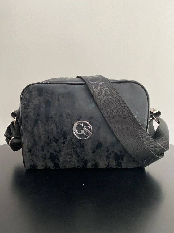 Menšia čierna crossbody kabelka Grosso s dymovým efektom a širokým popruhom 25x19x7 cm