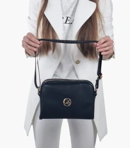 Čierna menšia crossbody kabelka so zlatým logom so zipsom Grosso 25x19x7