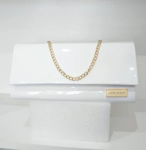 Biela lesklá spoločenská listová kabelka so zlatou retiazkou Laura Biaggi 27x13x5