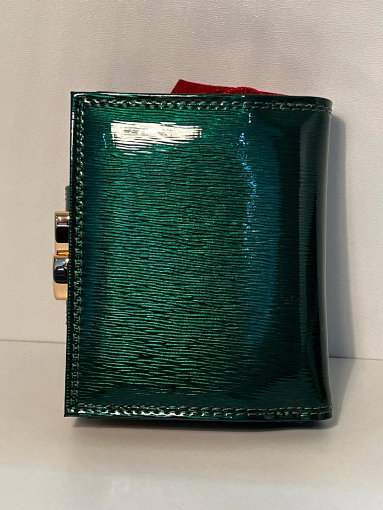 Malá dámska zelená lakovaná kožená peňaženka Peterson 10x8x3.5