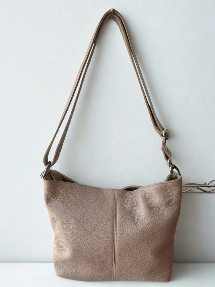 Svetlohnedá jednoduchá elegantná kožená crossbody kabelka Laura Biaggi 32x18x14