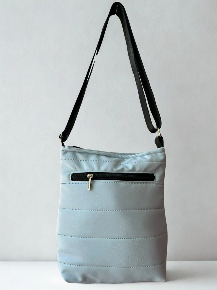 Svetlomodrá crossbody kabelka s kapsičkou a nápisom Grosso 27x25x8