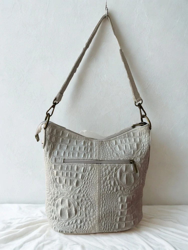Krásna svetlosivá kožená crossbody kabelka na plece s krokodílím vzorom Grosso 25x25x15