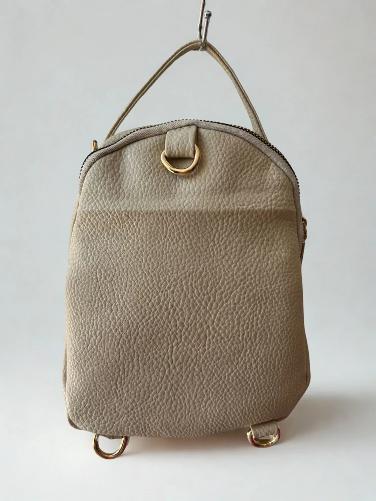 Malý béžový batôžtek s kapsičkami a zlatými zipsami Rovicky 22x20x12