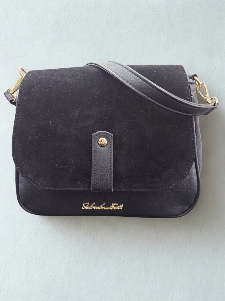 Štýlová čierna crossbody kabelka s rúčkou Salvadore Feretti 28x22x10