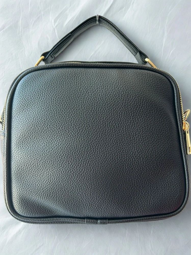 Čierna crossbody kabelka s farebnou potlačou s rúčkou GROSSO 24x22x10
