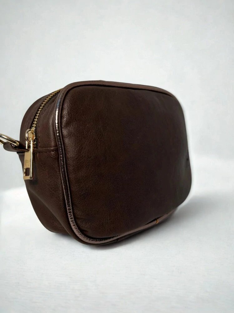 Malá hnedá crossbody kabelka so zlatými zipsami Grosso 22x16x10