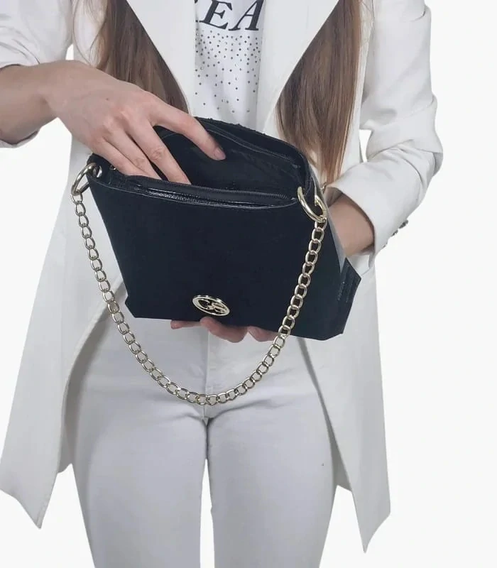 Čierna crossbody kabelka so zlatou retiazkou a remienkom Grosso 25x20x9