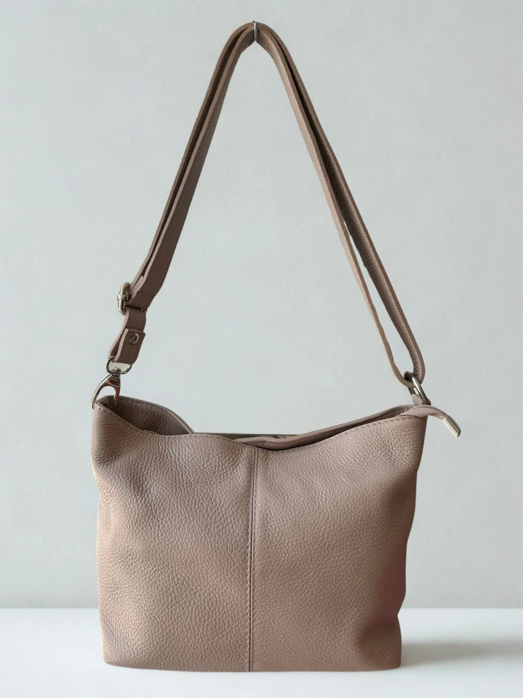 Svetlohnedá jednoduchá elegantná kožená crossbody kabelka Laura Biaggi 32x18x14