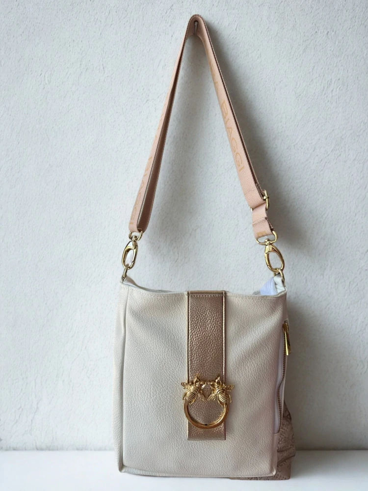 Biela crossbody kabelka s včelami a kapsičkou na zips Laura Biaggi 25x24x8