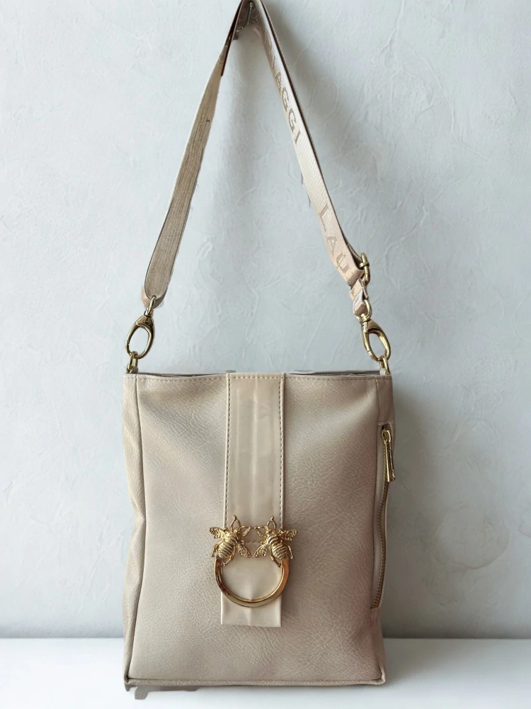 Béžová crossbody kabelka s včelami a kapsičkou na zips Laura Biaggi 25x24x8