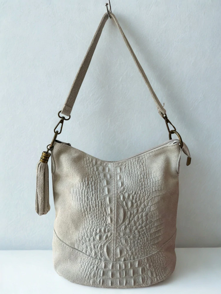 Krásna svetlosivá kožená crossbody kabelka na plece s krokodílím vzorom Grosso 25x25x15