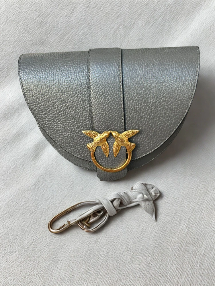 Elegantná šedá kožená crossbody kabelka s lastovičkami Laura Biaggi 24x20x9