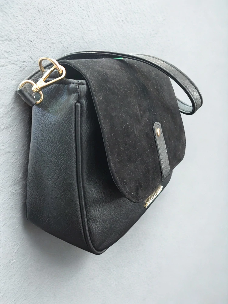 Štýlová čierna crossbody kabelka s rúčkou Salvadore Feretti 28x22x10