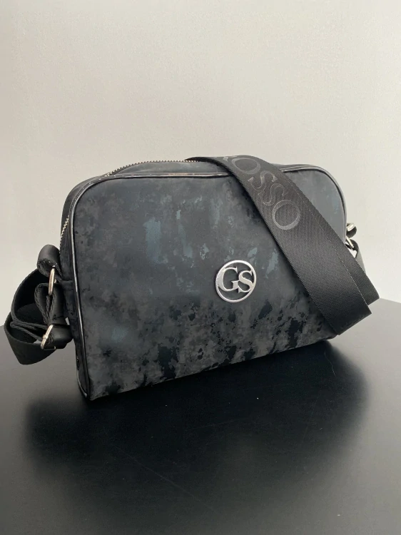 Menšia čierna crossbody kabelka Grosso s dymovým efektom a širokým popruhom 25x19x7 cm