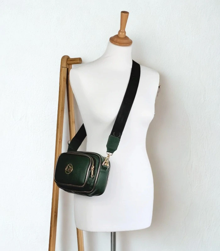 Malá hnedá crossbody kabelka so zlatými zipsami Grosso 22x16x10