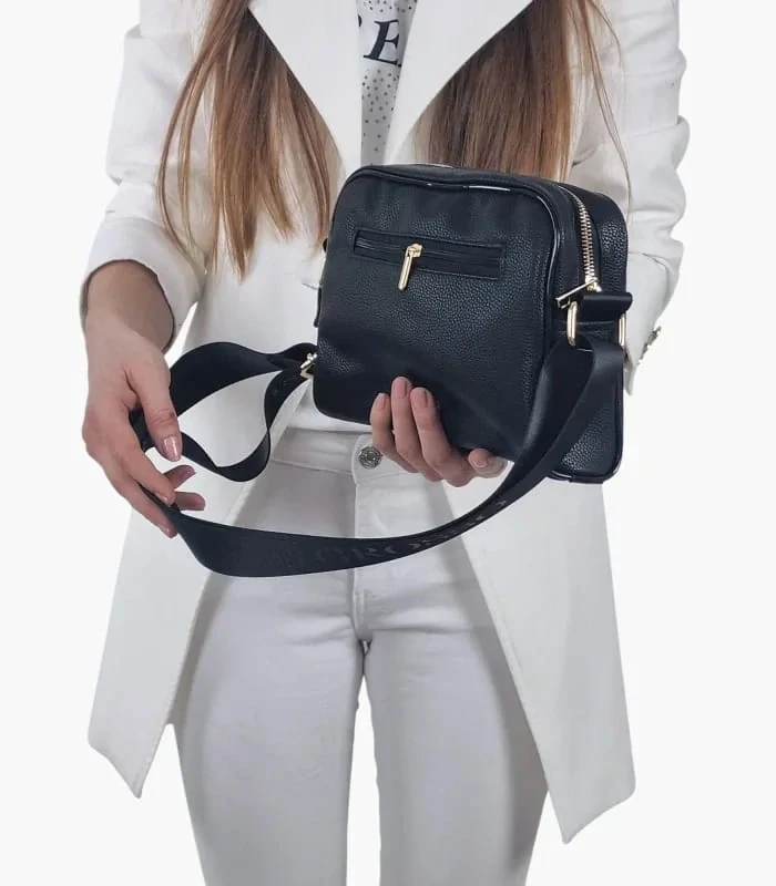 Čierna menšia crossbody kabelka so zlatým logom so zipsom Grosso 25x19x7
