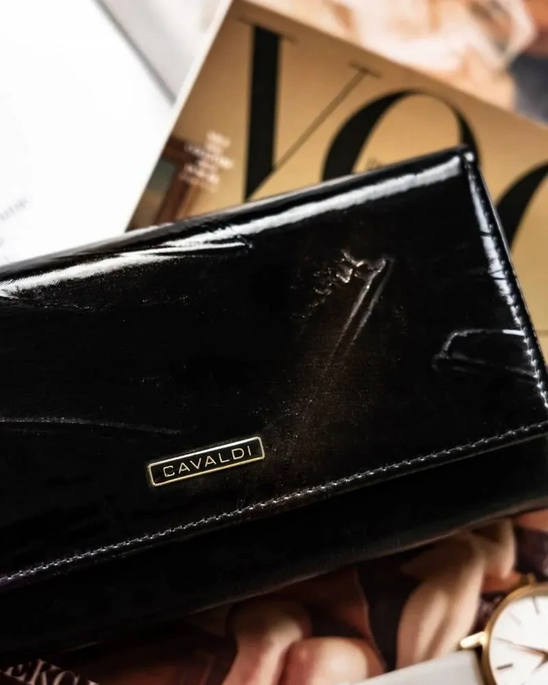 Dámska tmavá lakovaná elegantná peňaženka so vzorom s pierkami Cavaldi 19x10x3