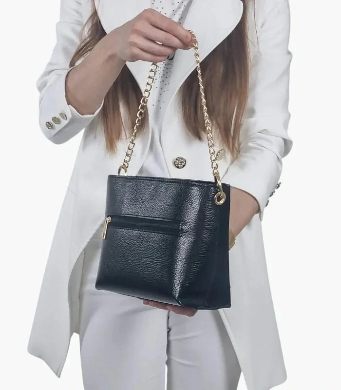 Čierna crossbody kabelka so zlatou retiazkou a remienkom Grosso 25x20x9