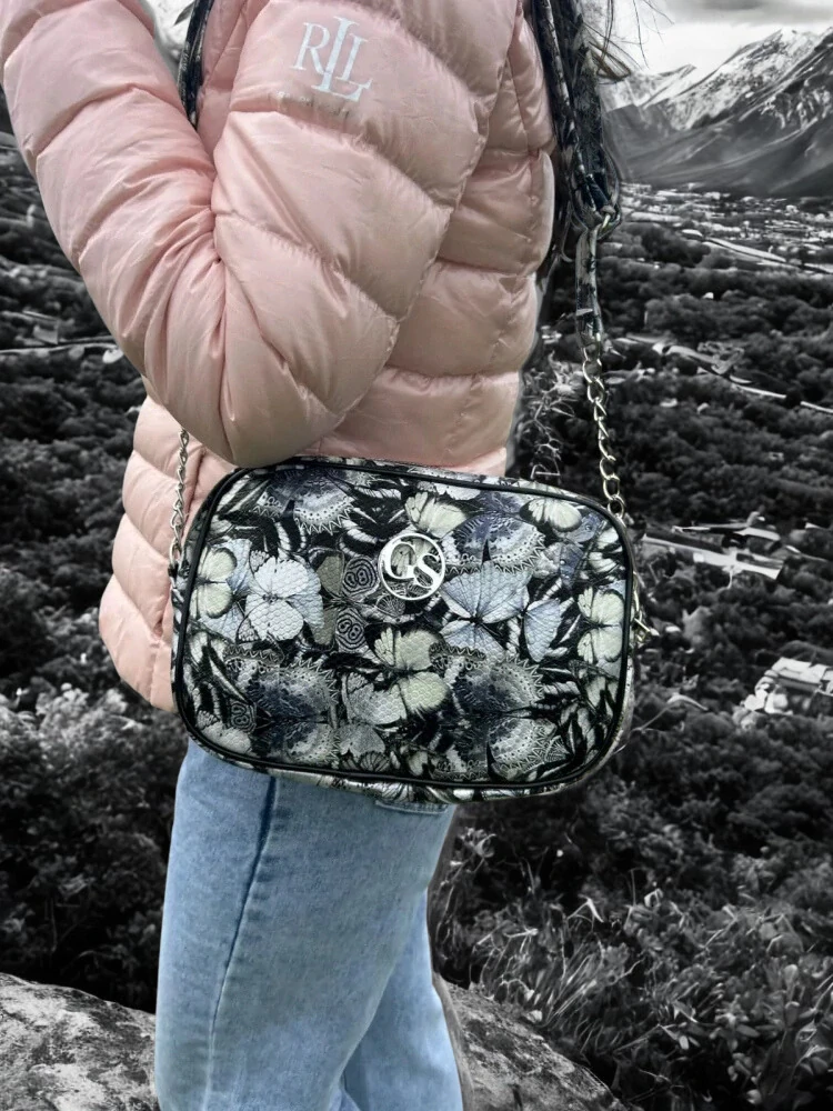 Motýľová vzorovaná crossbody kabelka s remienkom Grosso 27x20x8