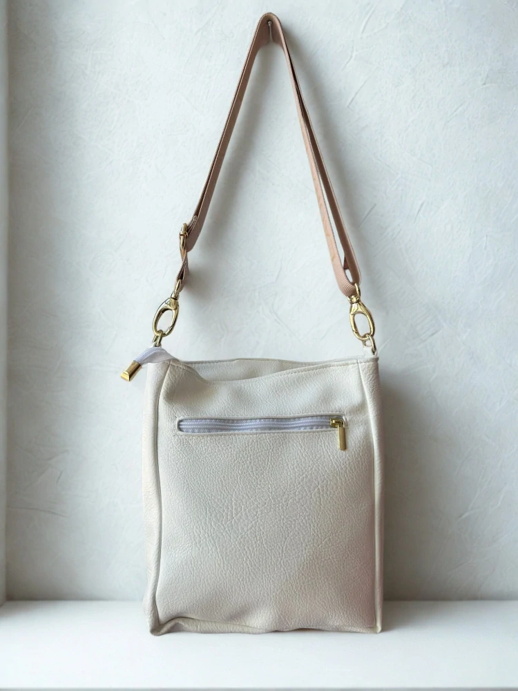 Biela crossbody kabelka s včelami a kapsičkou na zips Laura Biaggi 25x24x8