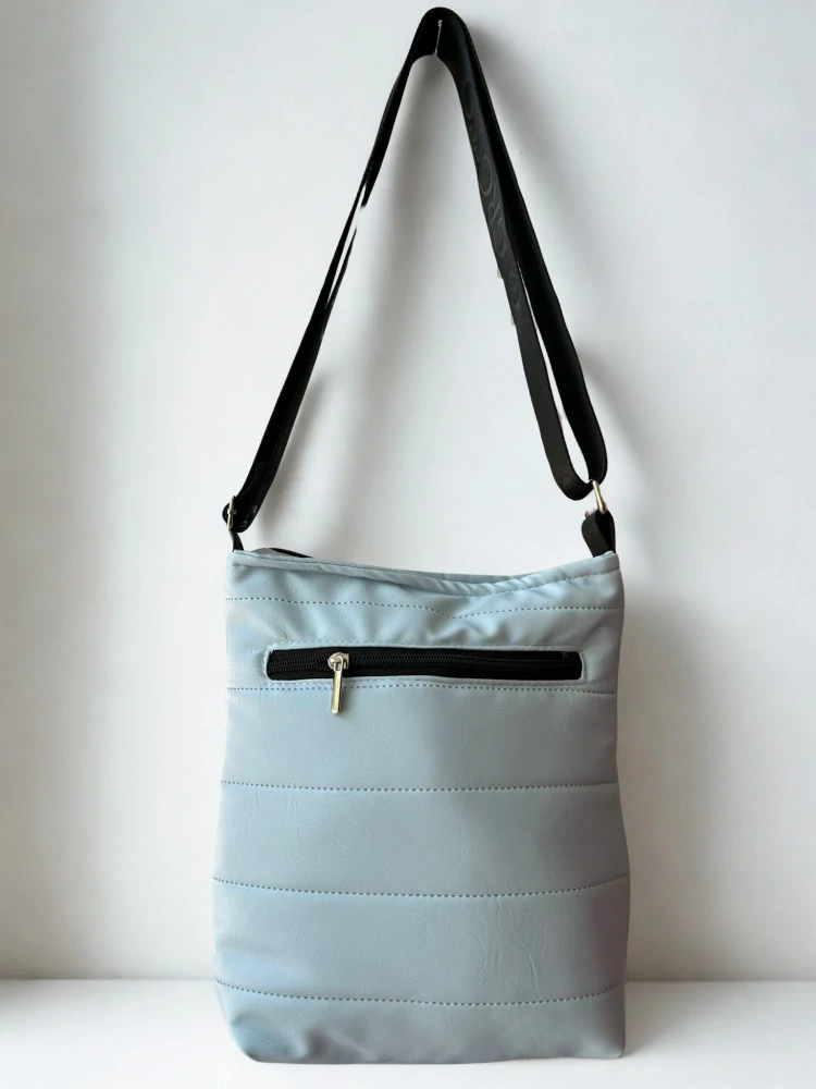 Svetlomodrá crossbody kabelka s kapsičkou a nápisom Grosso 27x25x8