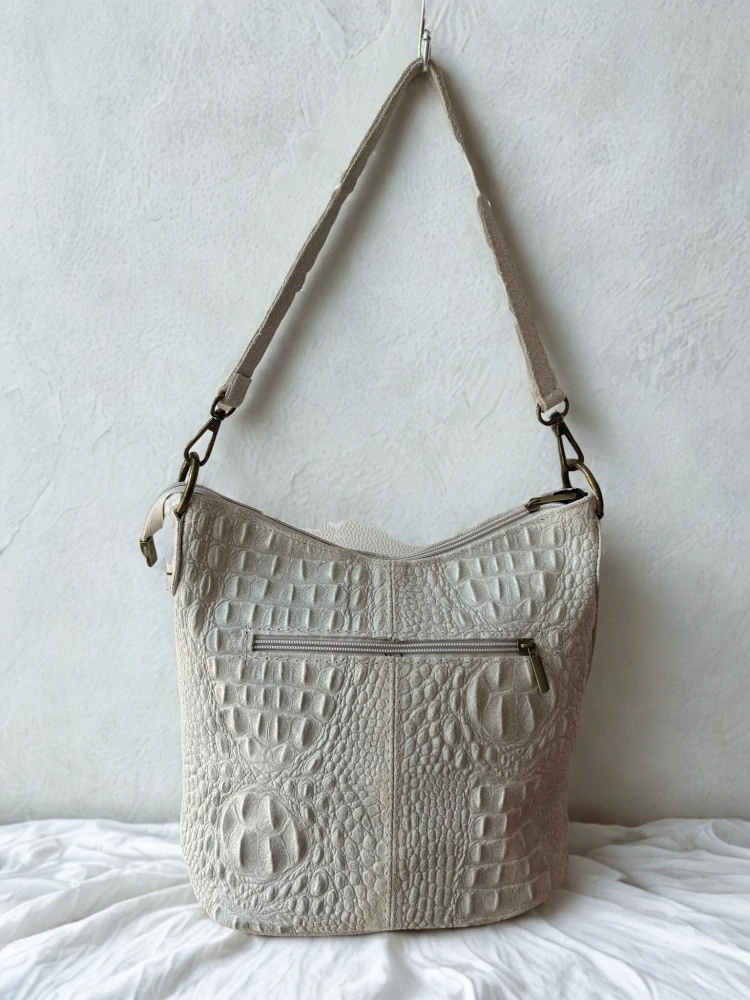Krásna svetlosivá kožená crossbody kabelka na plece s krokodílím vzorom Grosso 25x25x15