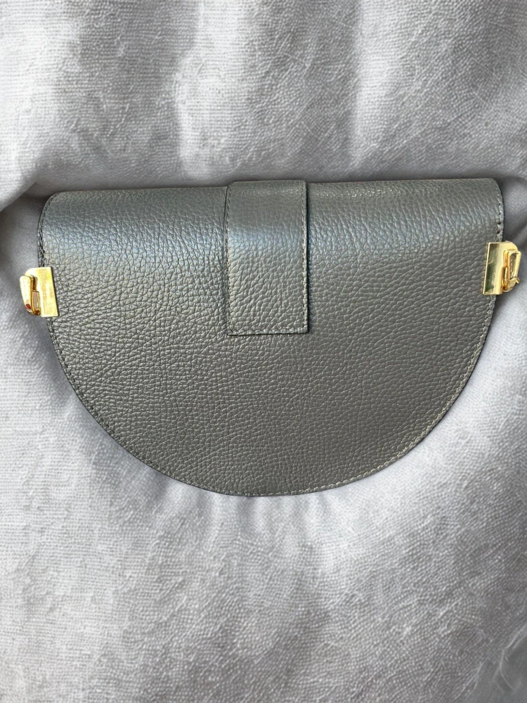 Elegantná šedá kožená crossbody kabelka s lastovičkami Laura Biaggi 24x20x9