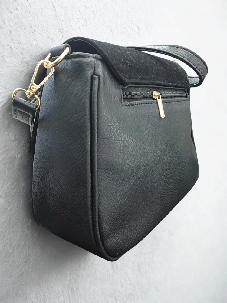 Štýlová čierna crossbody kabelka s rúčkou Salvadore Feretti 28x22x10