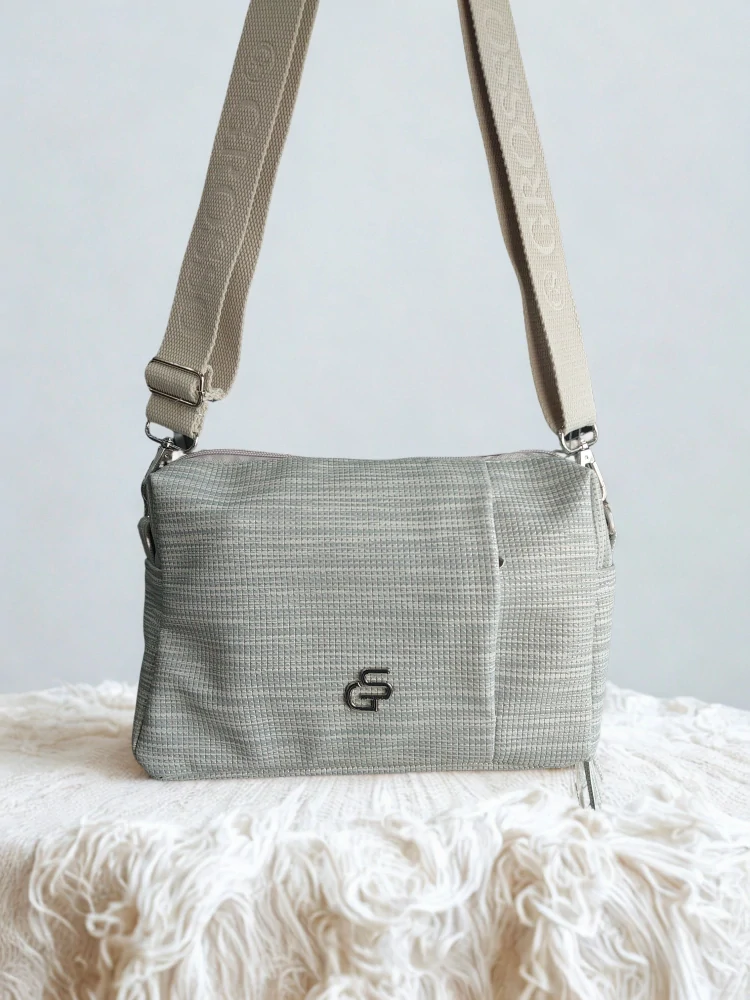 Šedá crossbody kabelka s 3 kapsičkami na zips Grosso 26x18x9