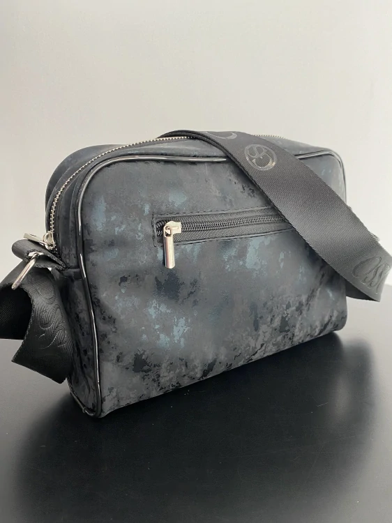 Menšia čierna crossbody kabelka Grosso s dymovým efektom a širokým popruhom 25x19x7 cm