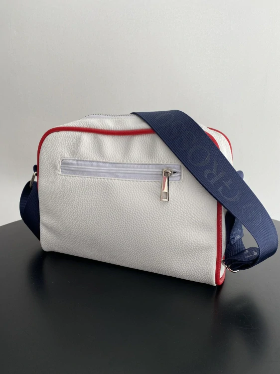Biela crossbody kabelka Grosso s červeným lemovaním a modrým popruhom 25x19x7 cm