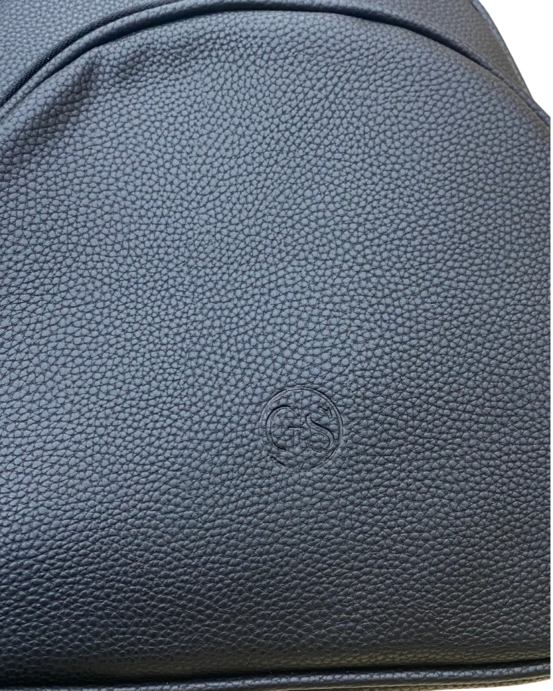 🎒 Čierny batoh GROSSO s kapsou so zlatým zipsom a vyrazeným logom 32x25x13 cm