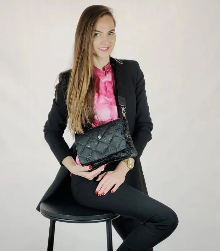 Čierna crossbody kabelka s lesklým popisom s remienkom Grosso 27x20x12