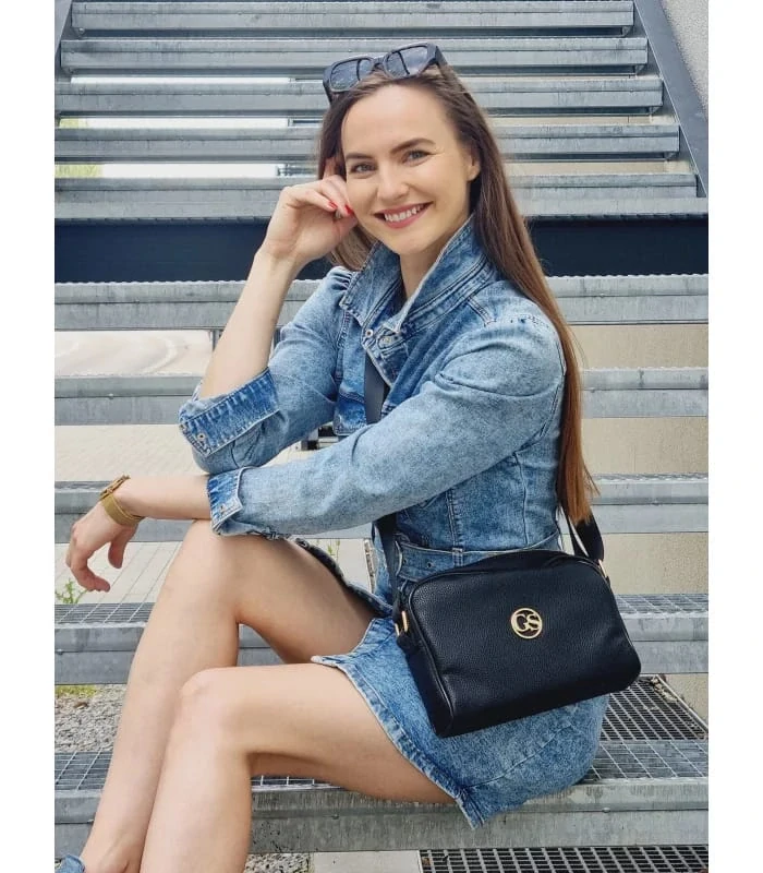 Čierna menšia crossbody kabelka so zlatým logom so zipsom Grosso 25x19x7
