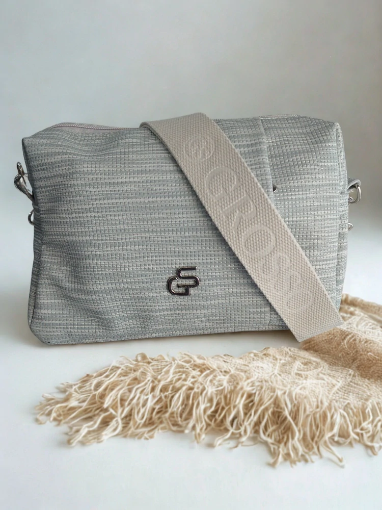 Šedá crossbody kabelka s 3 kapsičkami na zips Grosso 26x18x9