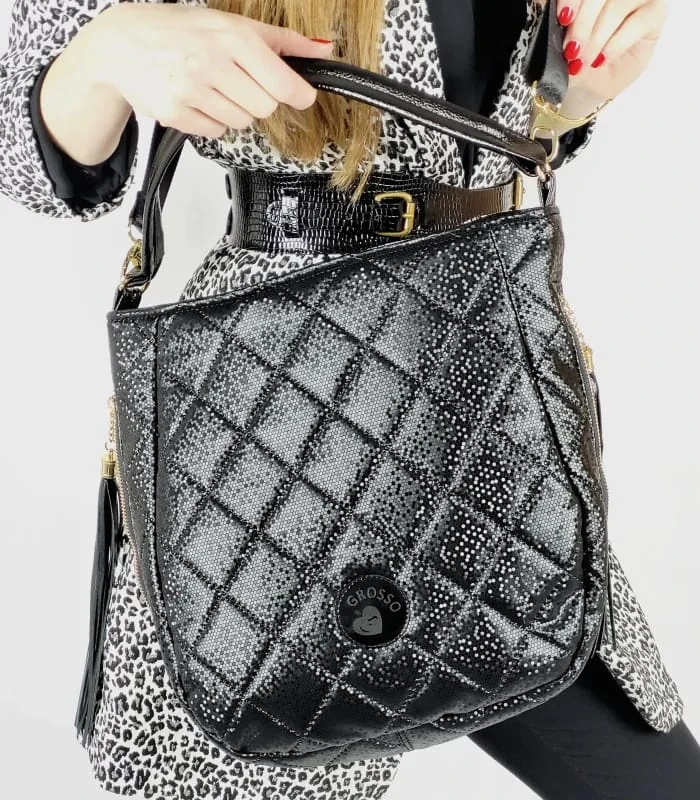 Čierna prešívaná crossbody kabelka s rúčkou, strapcami a s ramienkom s nápisom Grosso 34x32x14