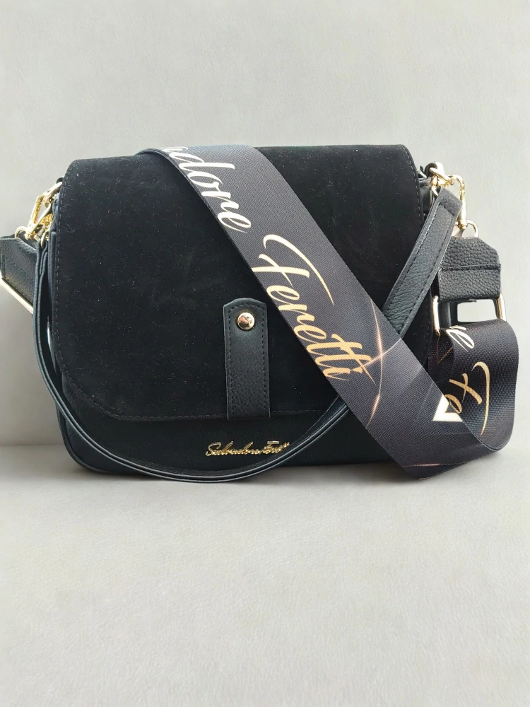 Štýlová čierna crossbody kabelka s rúčkou Salvadore Feretti 28x22x10