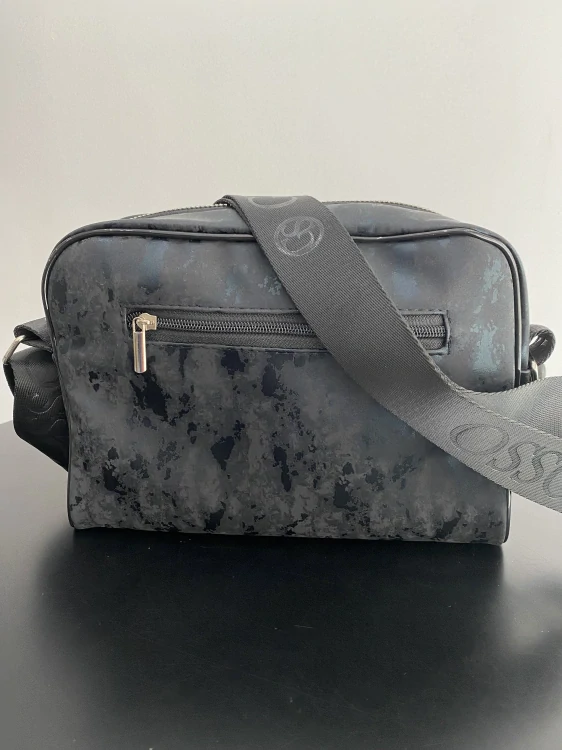 Menšia čierna crossbody kabelka Grosso s dymovým efektom a širokým popruhom 25x19x7 cm