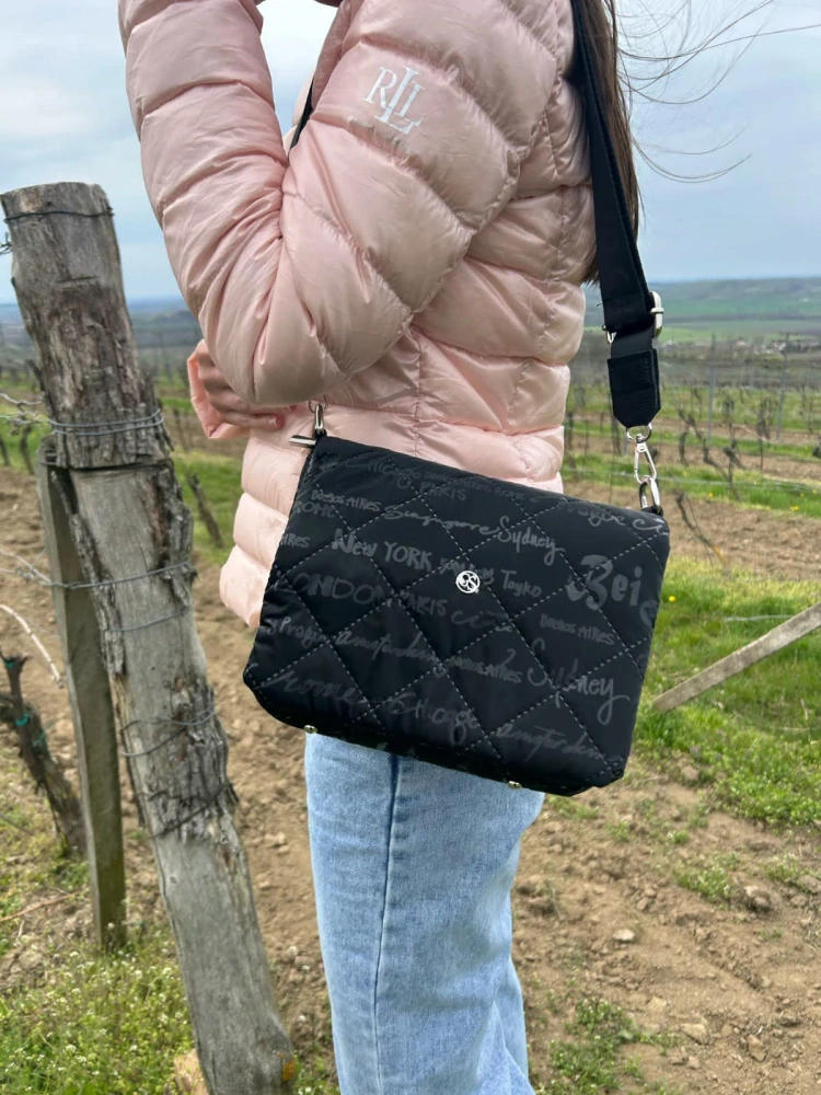 Čierna crossbody kabelka s lesklým popisom s remienkom Grosso 27x20x12