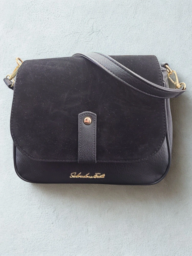 Štýlová čierna crossbody kabelka s rúčkou Salvadore Feretti 28x22x10