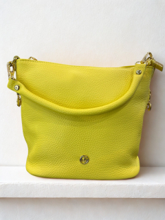 Menšia žltá jednoduchá kožená kabelka so zlatým zipsom Grosso 24x19x13