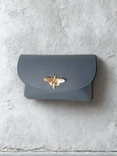 Tmavošedá kožená spoločenská kabelka so zlatou včelou a retiazkou Laura Biaggi 18x12x6