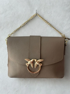 Hnedá kožená kabelka so zlatou retiazkou a koženým ramienkom Laura Biaggi 26x20x8