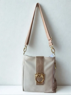 Biela crossbody kabelka s včelami a kapsičkou na zips Laura Biaggi 25x24x8