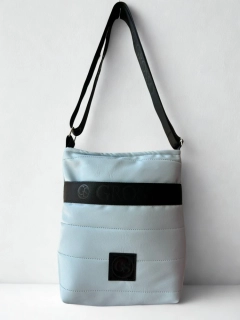 Svetlomodrá crossbody kabelka s kapsičkou a nápisom Grosso 27x25x8