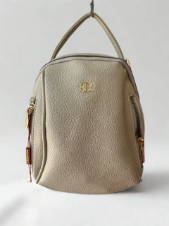 Malý béžový batôžtek s kapsičkami a zlatými zipsami Rovicky 22x20x12