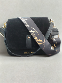 Štýlová čierna crossbody kabelka s rúčkou Salvadore Feretti 28x22x10
