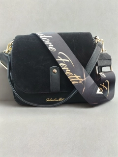 Štýlová čierna crossbody kabelka s rúčkou Salvadore Feretti 28x22x10