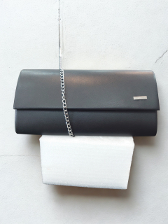 Čierna spoločenská listová kabelka so striebornou retiazkou a strieborným logom 27x14x5